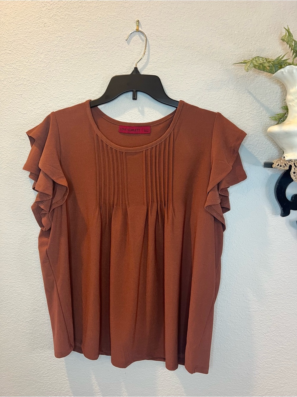 Love Scarlett Rust Brown Flutter Ruffle Sleeve Stretch Pleated Blouse Sz L